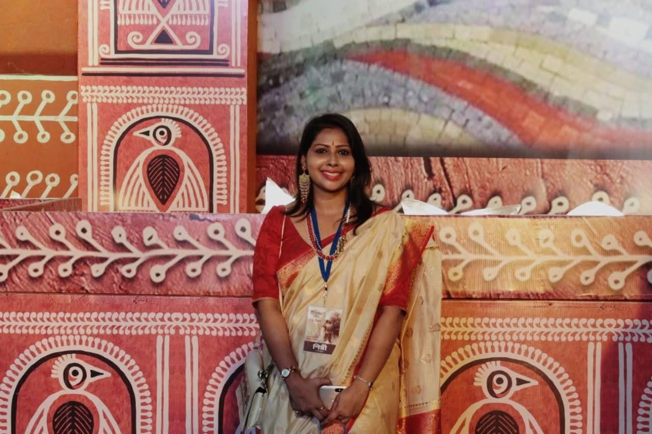 Aishwarya Bag reciting Bengali poetry at a cultural festival